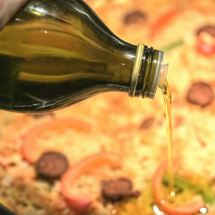 Taze pizzaya zeytinyağı dökülüyor